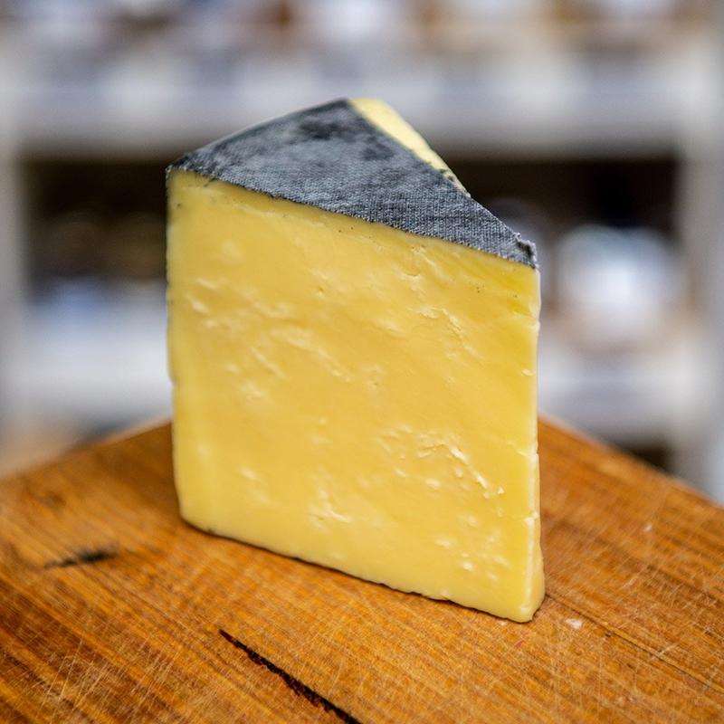 Manettas-Maffra-Aged-Cheddar
